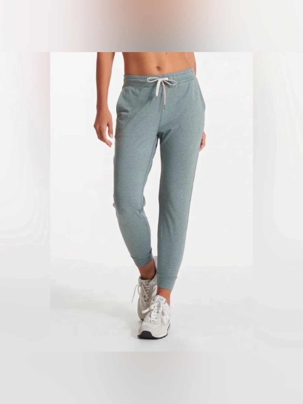 Vuori Performance Joggers in Light Green Size Medium Inseam 25 Inches